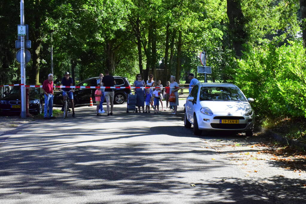 Weg naar zwembad De Vrije Slag afgesloten door loshangende takken