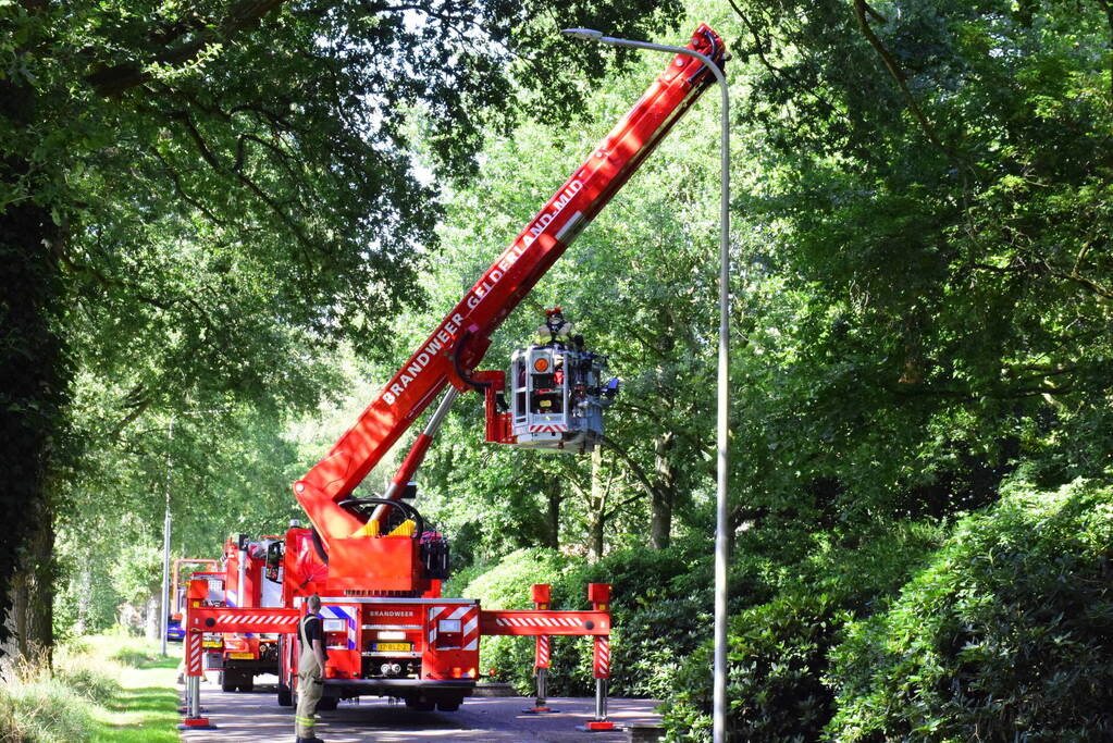 Weg naar zwembad De Vrije Slag afgesloten door loshangende takken