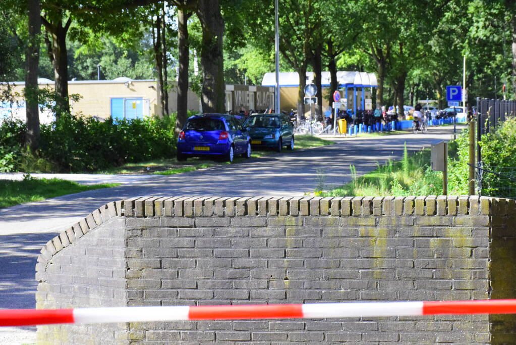 Weg naar zwembad De Vrije Slag afgesloten door loshangende takken