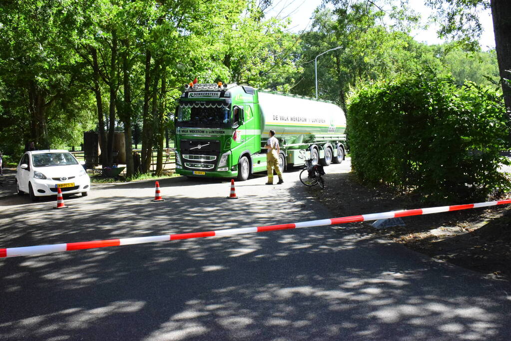 Weg naar zwembad De Vrije Slag afgesloten door loshangende takken