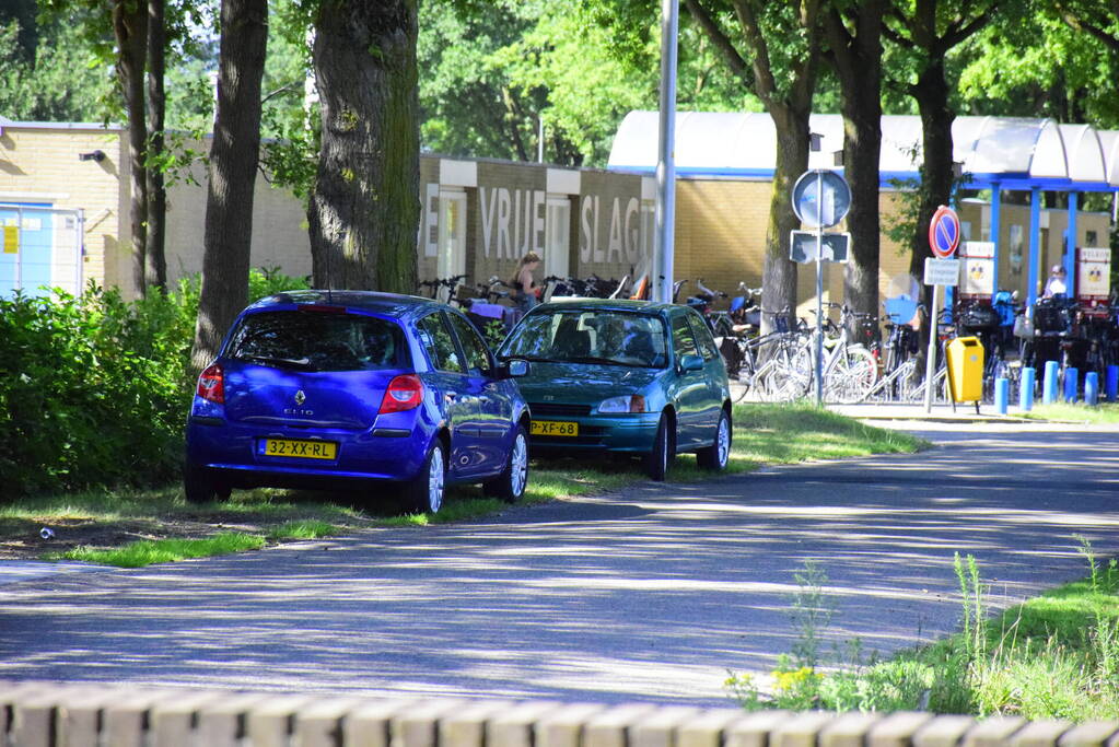 Weg naar zwembad De Vrije Slag afgesloten door loshangende takken