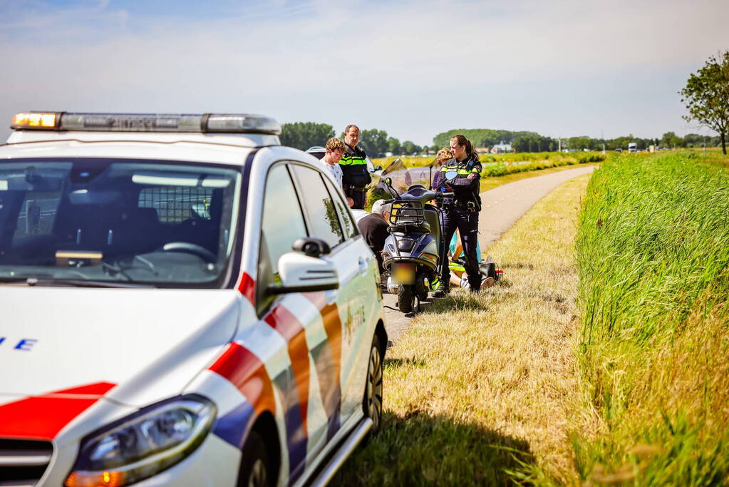 Vrouw op brommer gewond bij ongeval