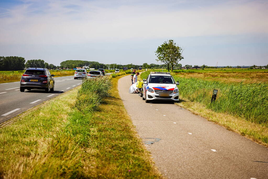 Vrouw op brommer gewond bij ongeval