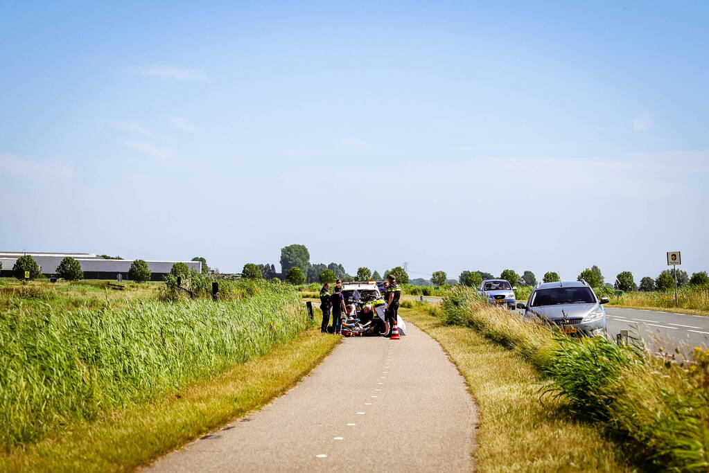 Vrouw op brommer gewond bij ongeval