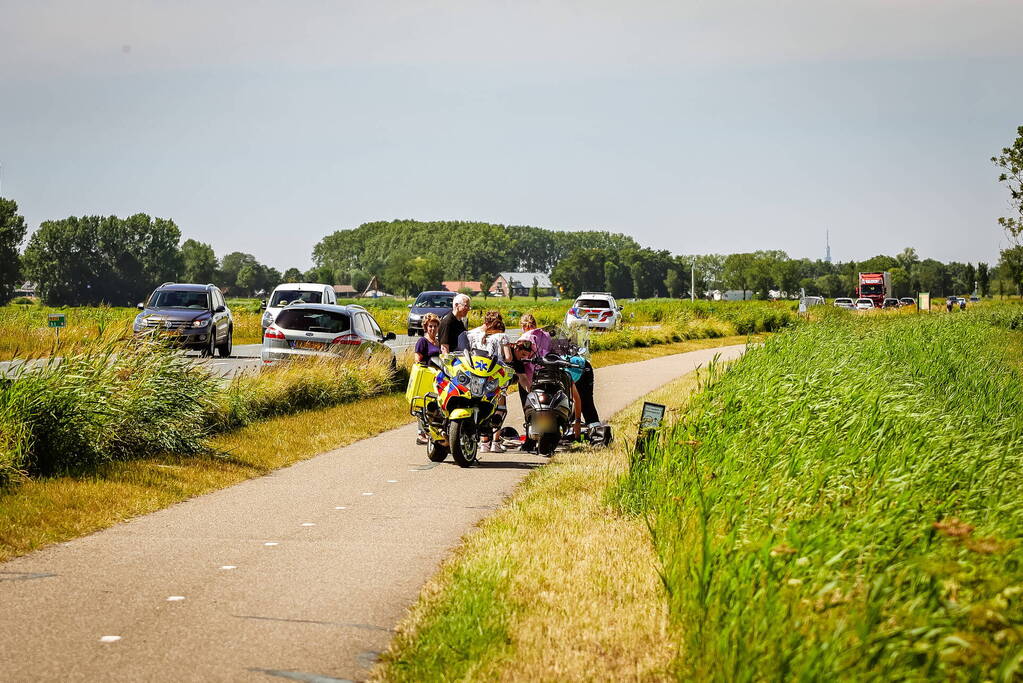 Vrouw op brommer gewond bij ongeval