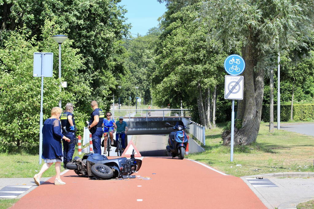 Scooterrijder zwaargewond bij aanrijding met bestelbus