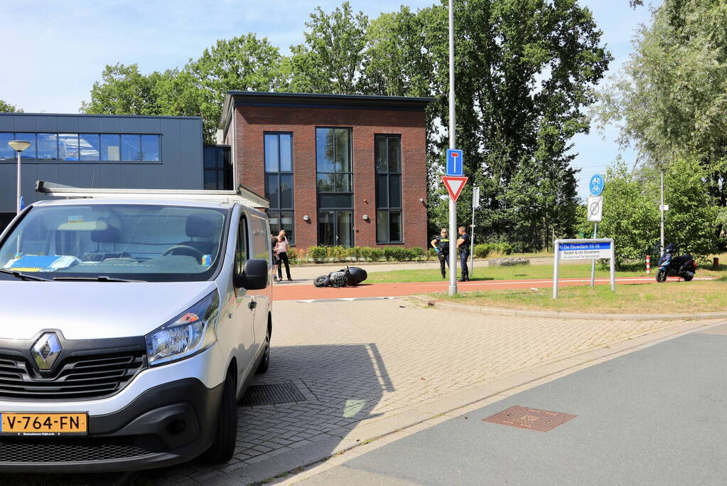 Scooterrijder zwaargewond bij aanrijding met bestelbus