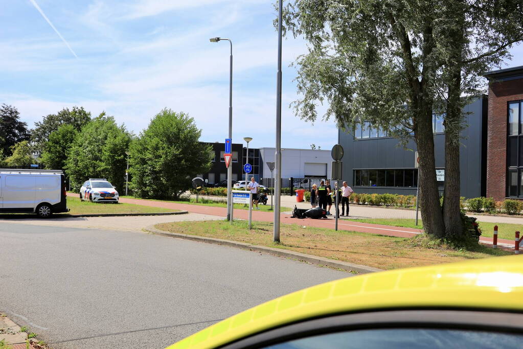 Scooterrijder zwaargewond bij aanrijding met bestelbus