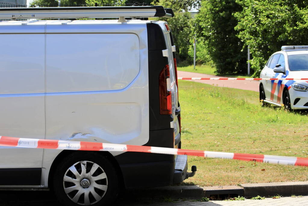 Scooterrijder zwaargewond bij aanrijding met bestelbus