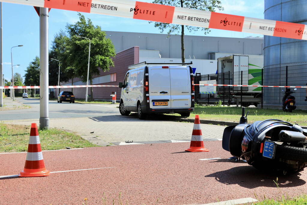 Scooterrijder zwaargewond bij aanrijding met bestelbus