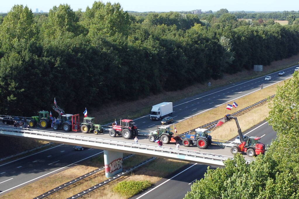 Boeren demonstreren op viaduct van snelweg