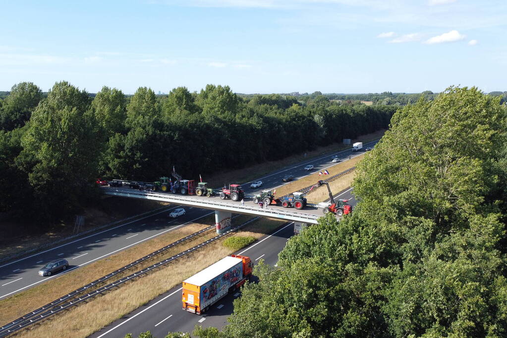 Boeren demonstreren op viaduct van snelweg