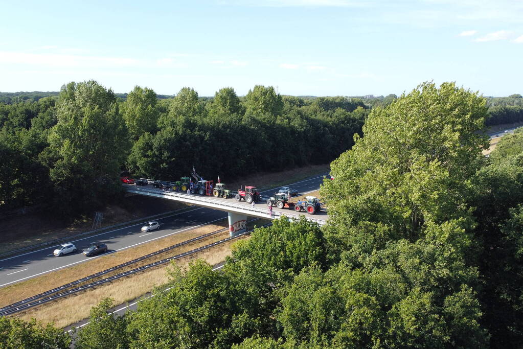 Boeren demonstreren op viaduct van snelweg