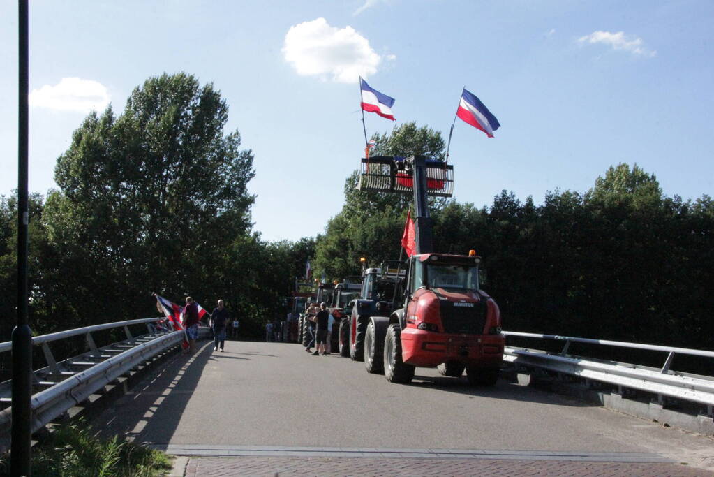 Boeren demonstreren op viaduct van snelweg