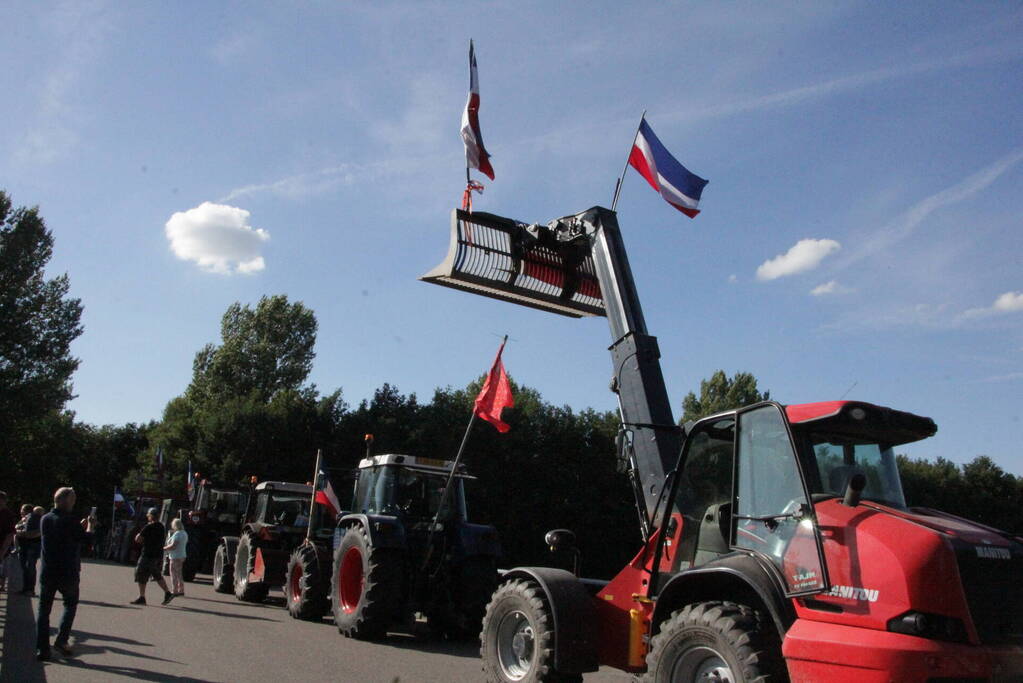 Boeren demonstreren op viaduct van snelweg