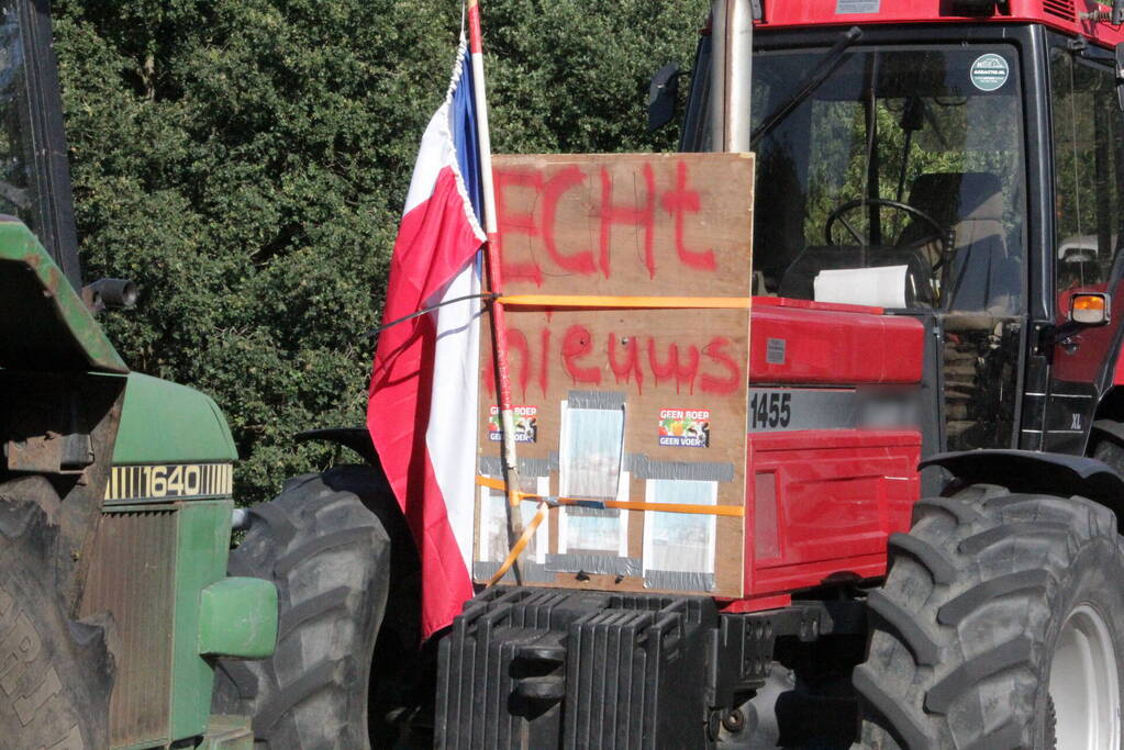 Boeren demonstreren op viaduct van snelweg