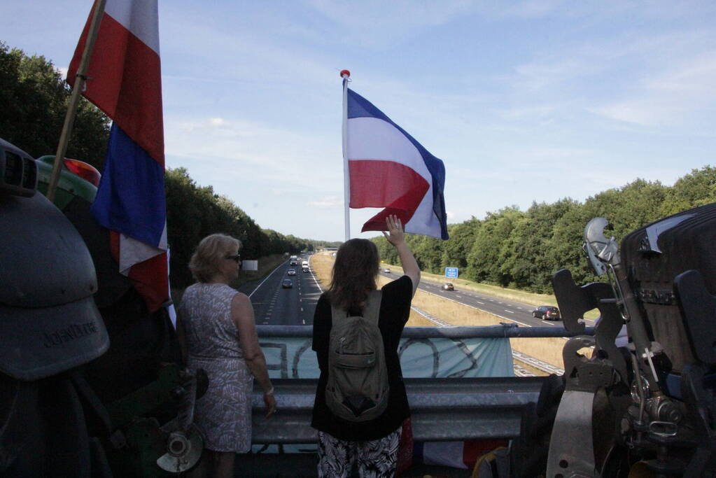 Boeren demonstreren op viaduct van snelweg