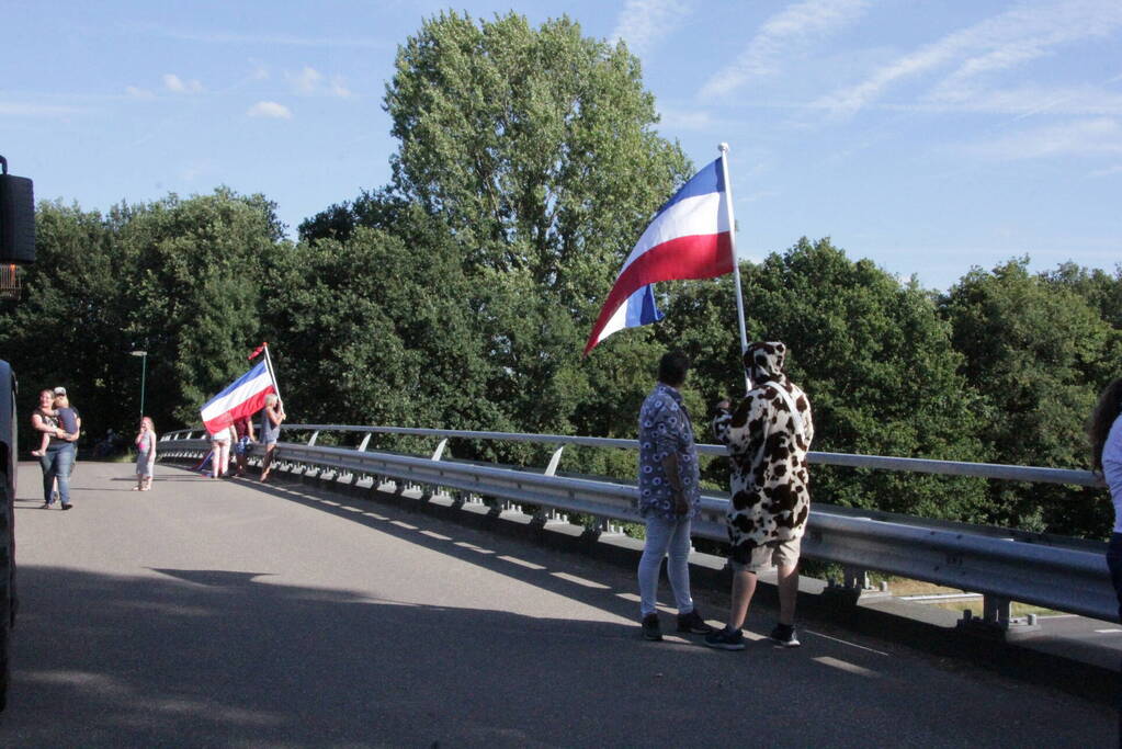 Boeren demonstreren op viaduct van snelweg