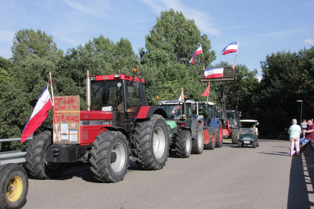 Boeren demonstreren op viaduct van snelweg