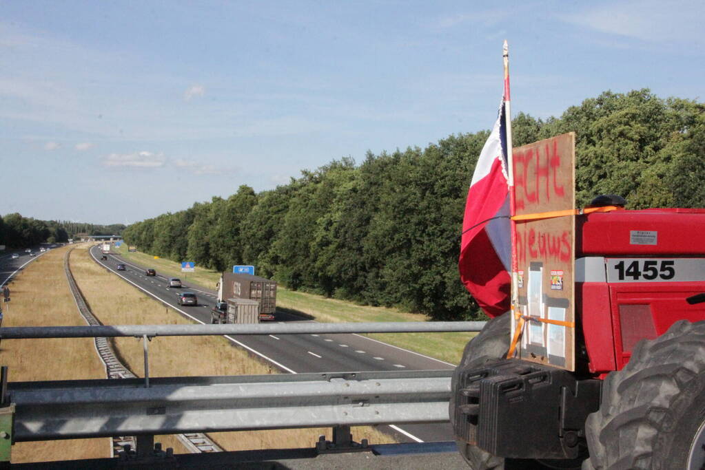 Boeren demonstreren op viaduct van snelweg