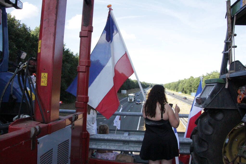 Boeren demonstreren op viaduct van snelweg