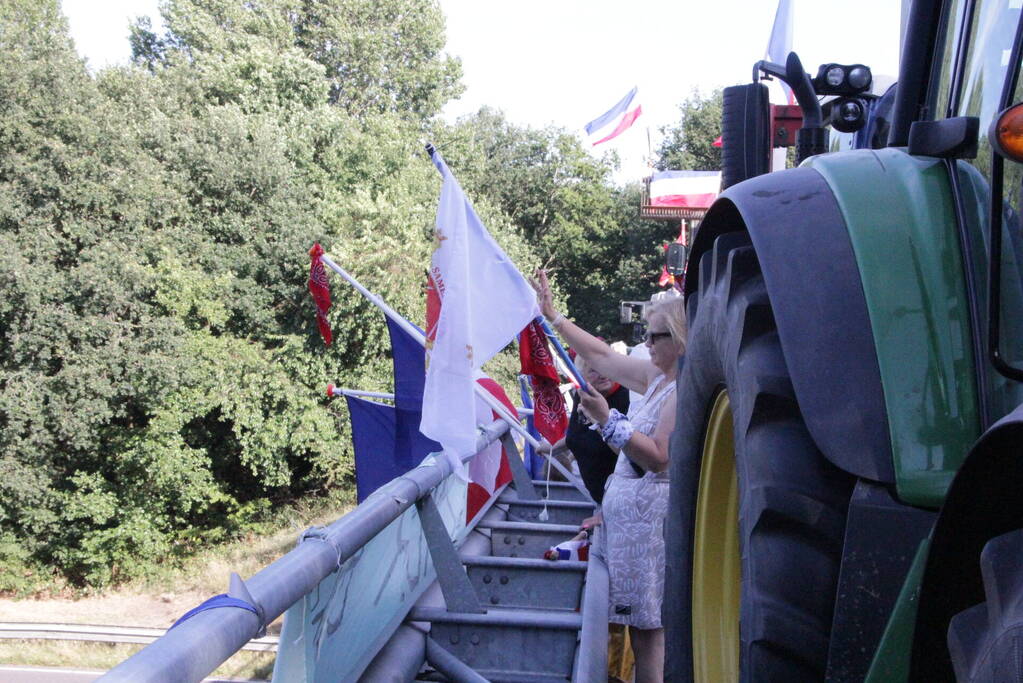 Boeren demonstreren op viaduct van snelweg