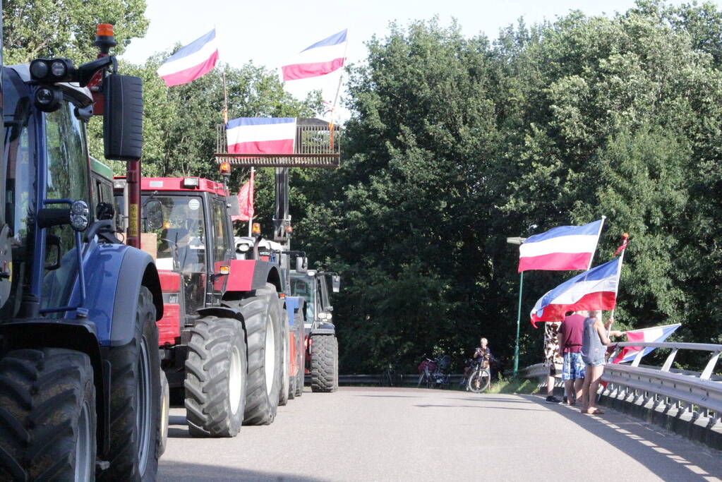 Boeren demonstreren op viaduct van snelweg