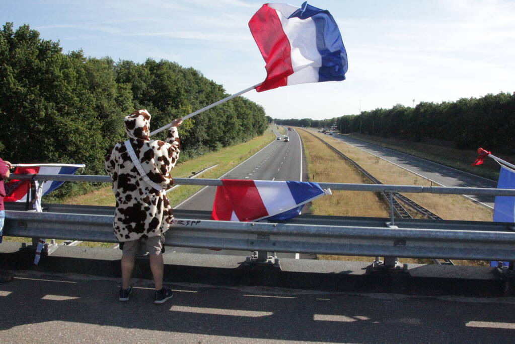 Boeren demonstreren op viaduct van snelweg