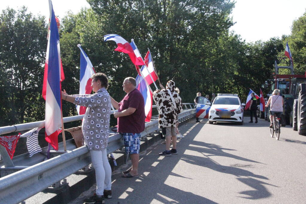 Boeren demonstreren op viaduct van snelweg