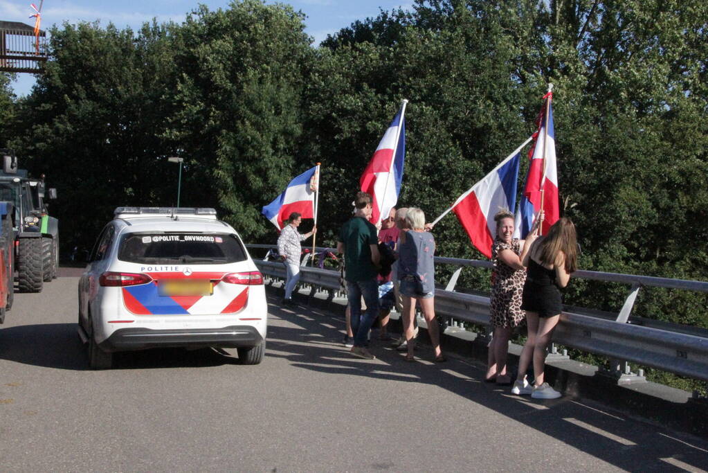 Boeren demonstreren op viaduct van snelweg
