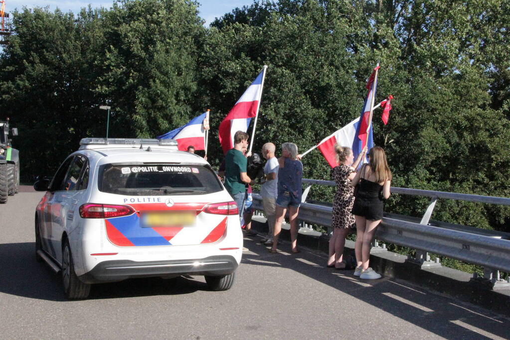 Boeren demonstreren op viaduct van snelweg