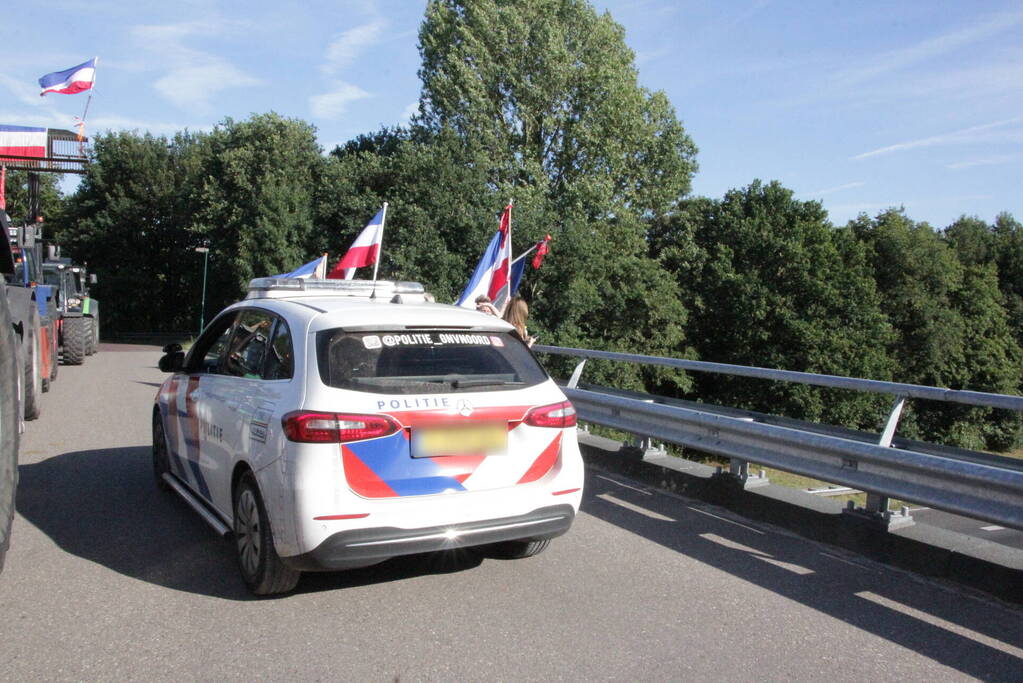 Boeren demonstreren op viaduct van snelweg