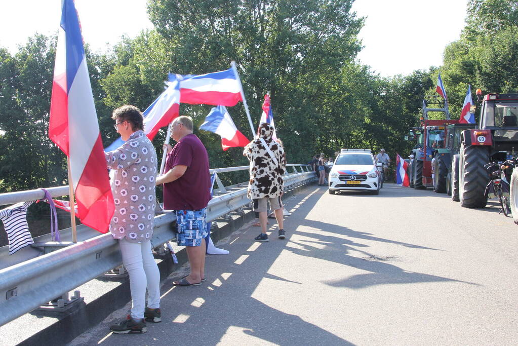 Boeren demonstreren op viaduct van snelweg