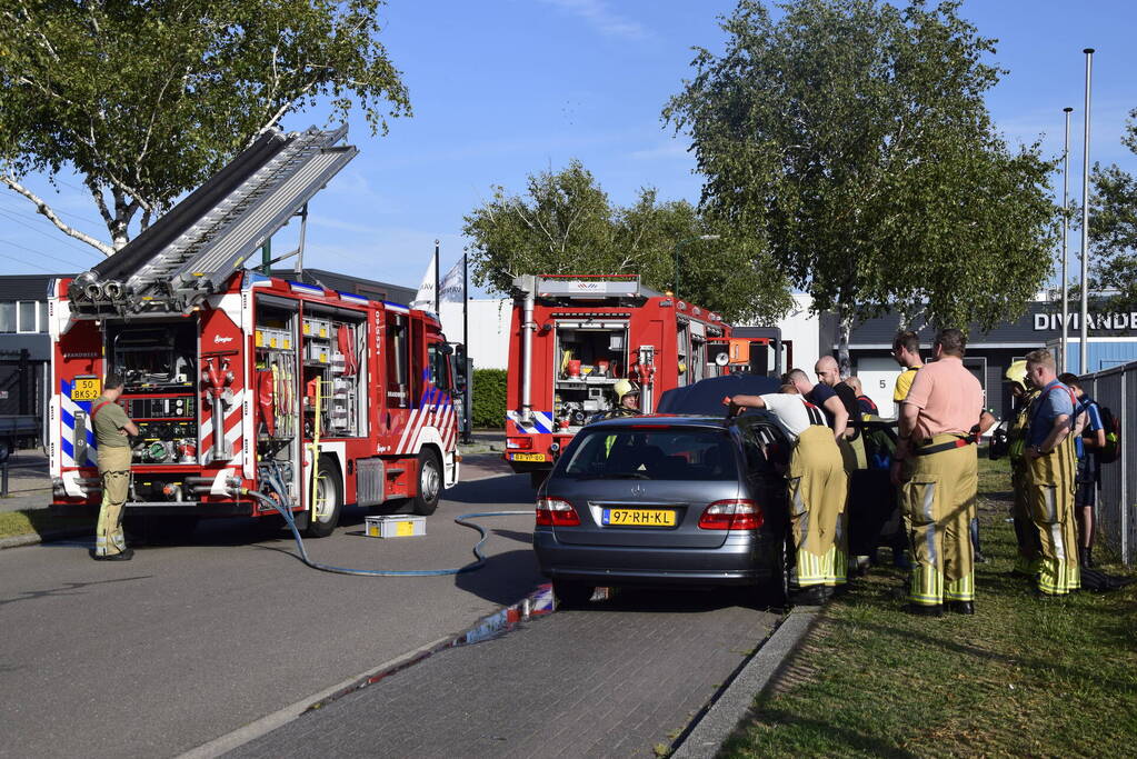 Lastige brand in personenauto