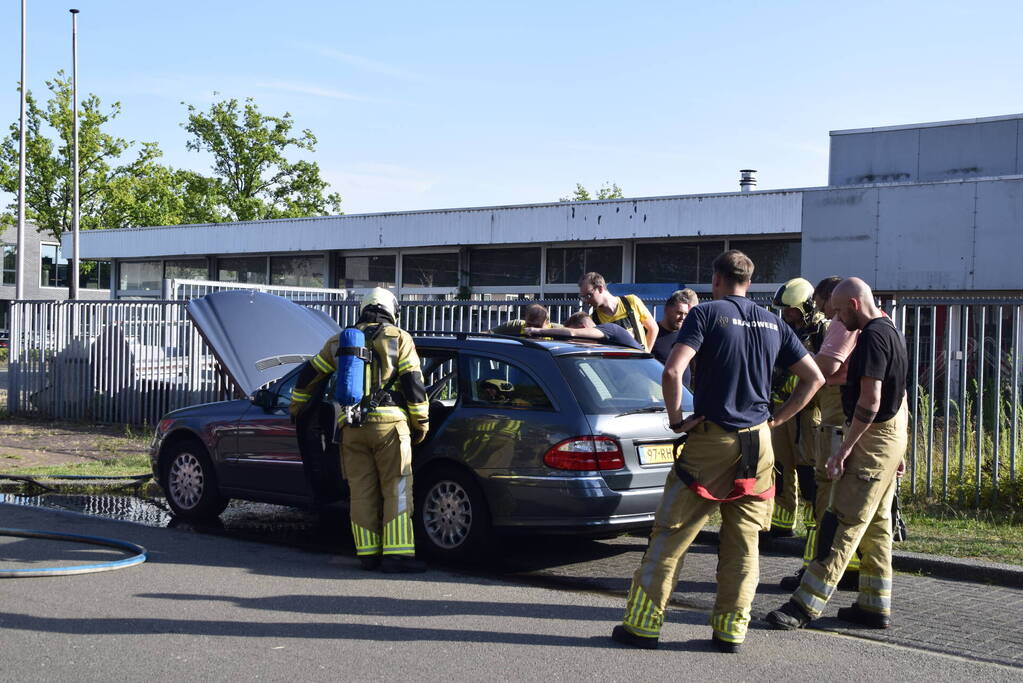 Lastige brand in personenauto