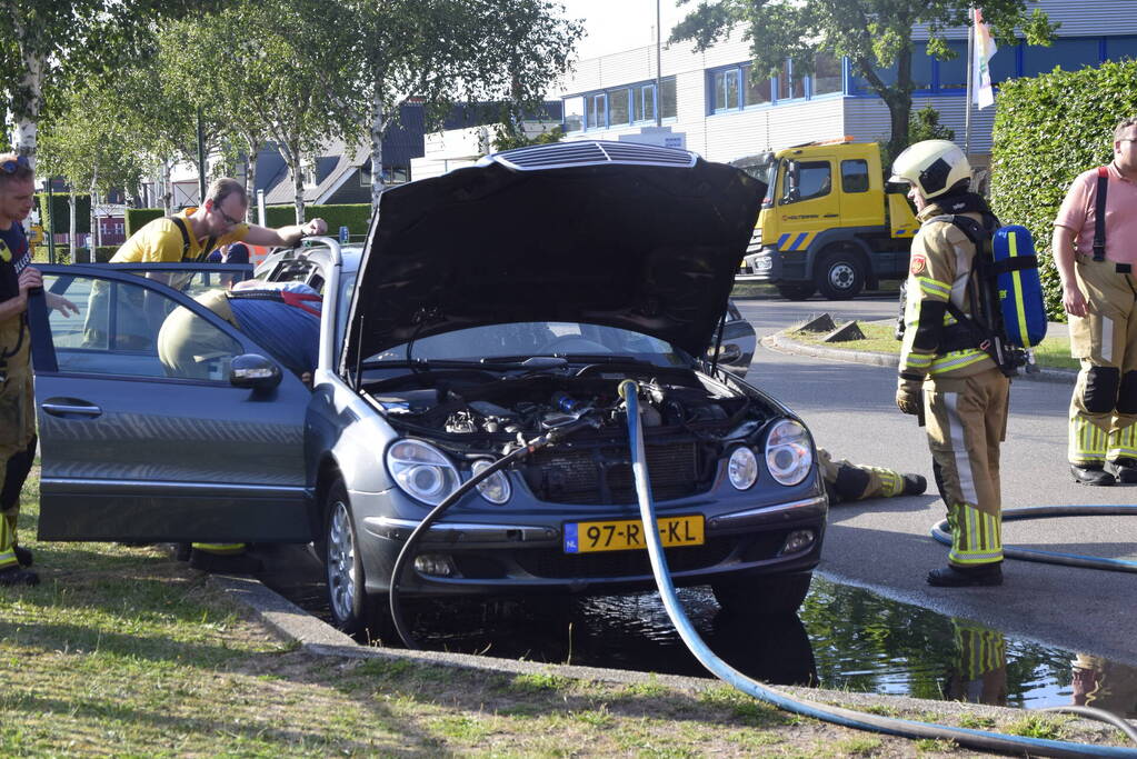 Lastige brand in personenauto
