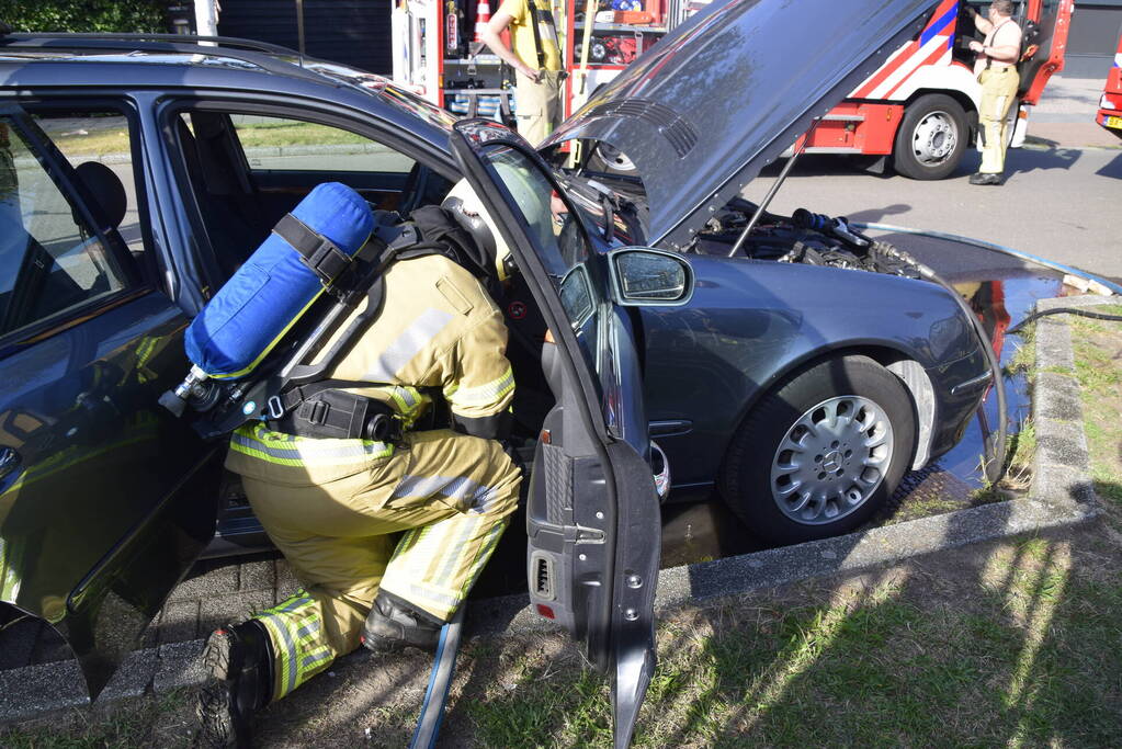 Lastige brand in personenauto