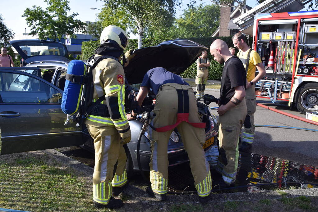 Lastige brand in personenauto