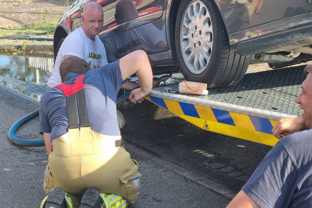 Lastige brand in personenauto