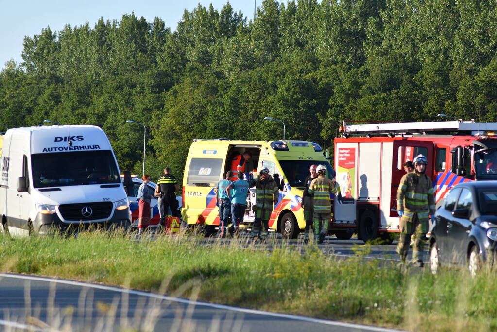 Gewonde nadat auto bocht mist op snelweg