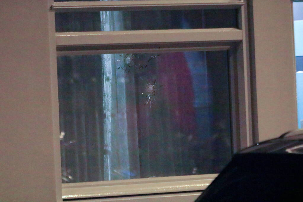 Twee mannen op de vlucht na schietpartij op woning