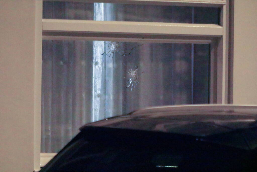 Twee mannen op de vlucht na schietpartij op woning