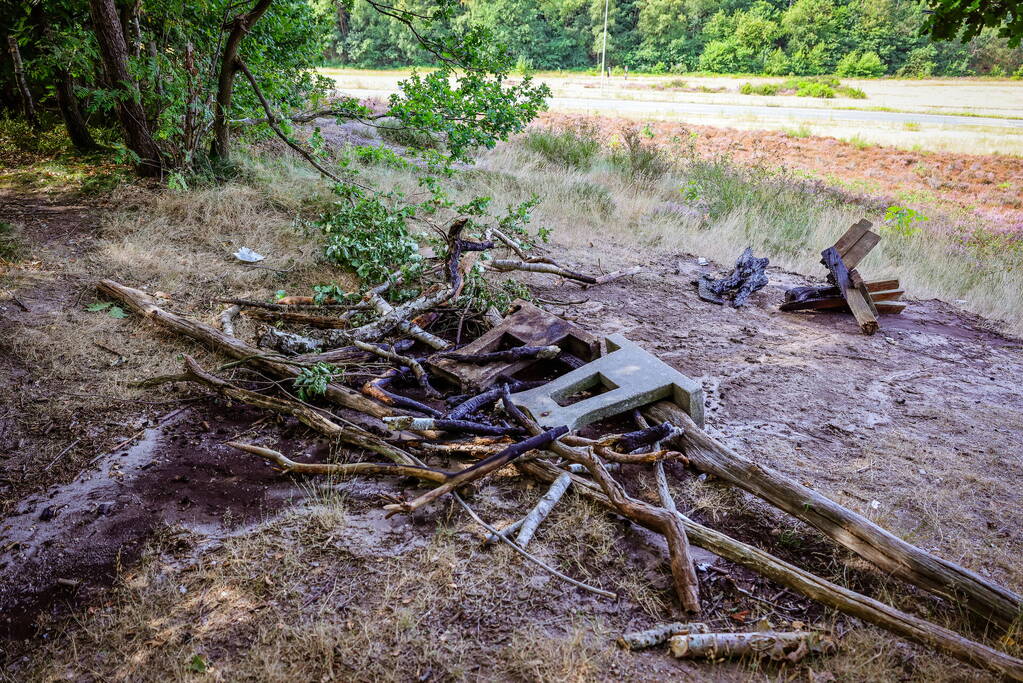 Bankje in heidegebied in brand