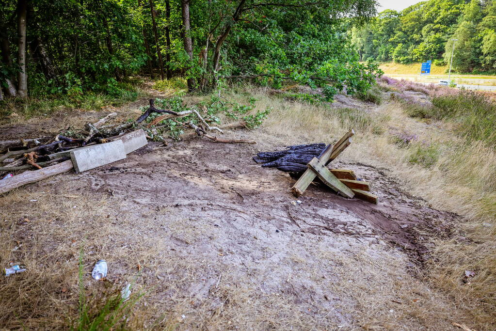 Bankje in heidegebied in brand