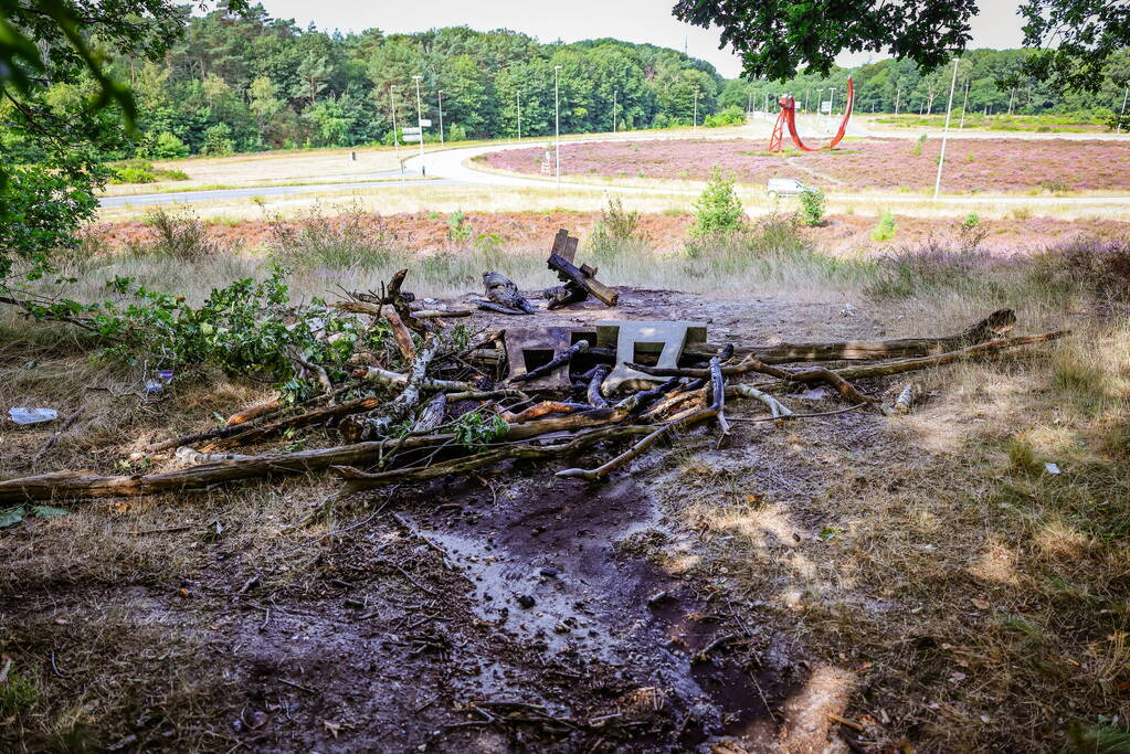 Bankje in heidegebied in brand