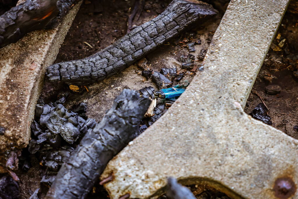 Bankje in heidegebied in brand