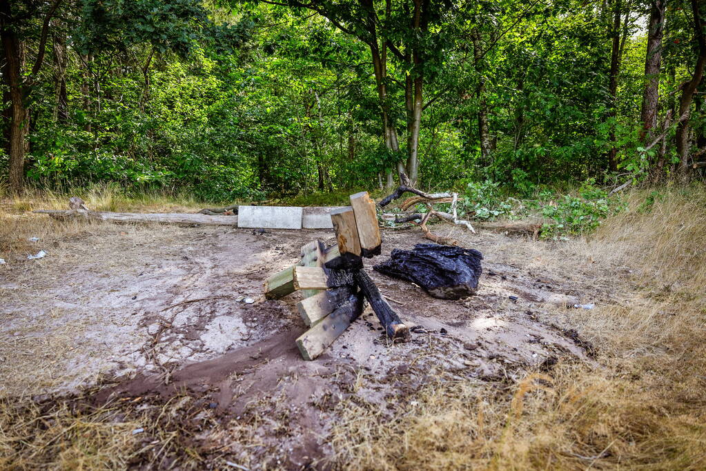 Bankje in heidegebied in brand