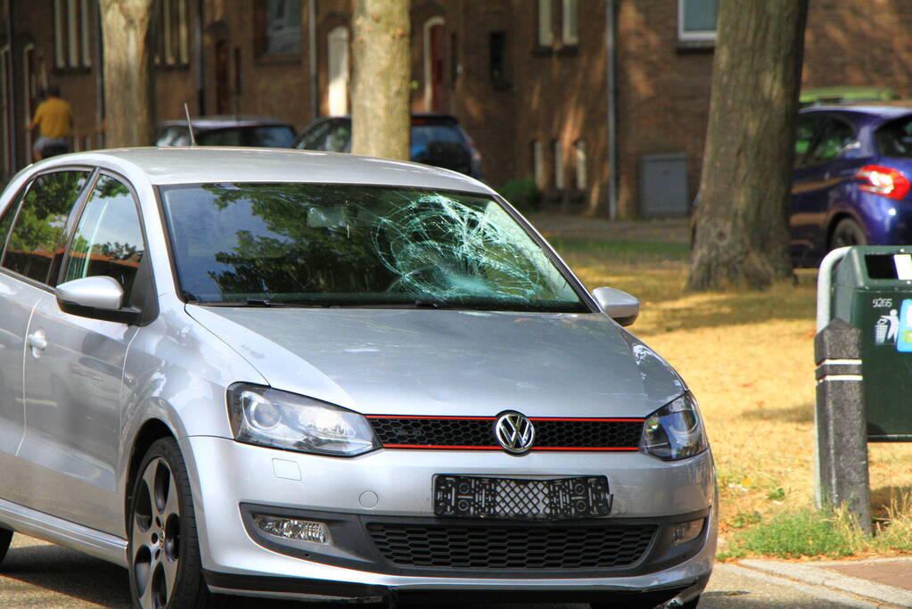 Fietser belandt op voorruit van auto bij aanrijding