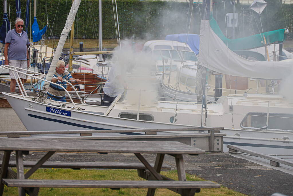 Veel rook bij brand op zeilboot in Jachthaven 't Huizerhoofd