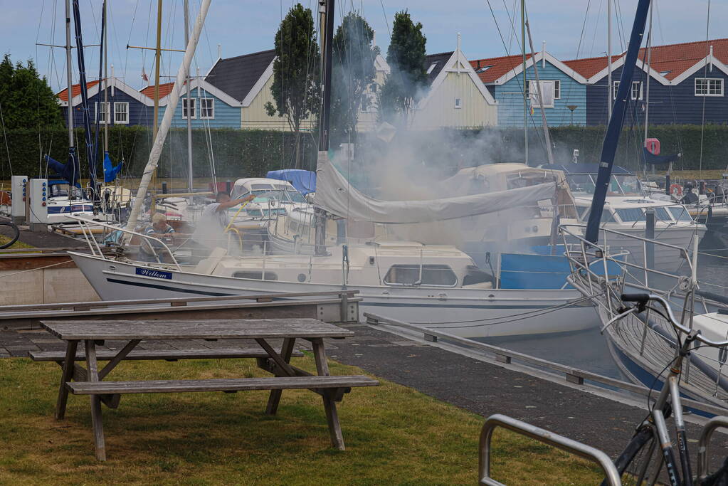 Veel rook bij brand op zeilboot in Jachthaven 't Huizerhoofd